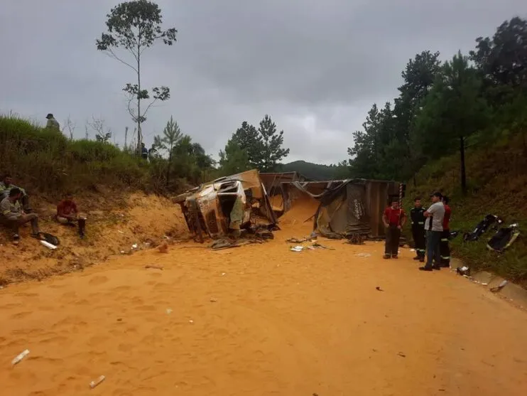 Rodovia ficou bloqueada por conta do acidente