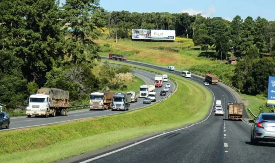 Segundo a PRF, há pontos de lentidão em alguns trechos das duas rodovias.