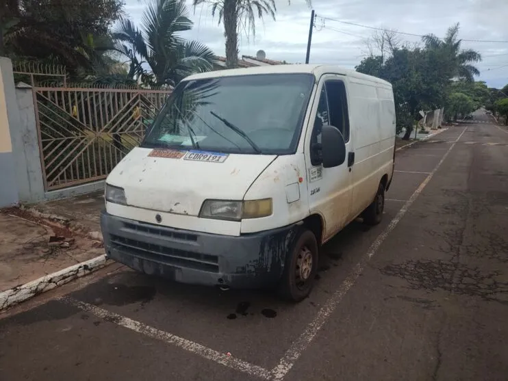 Segundo a polícia, a van faria transporte de mercadorias roubadas.