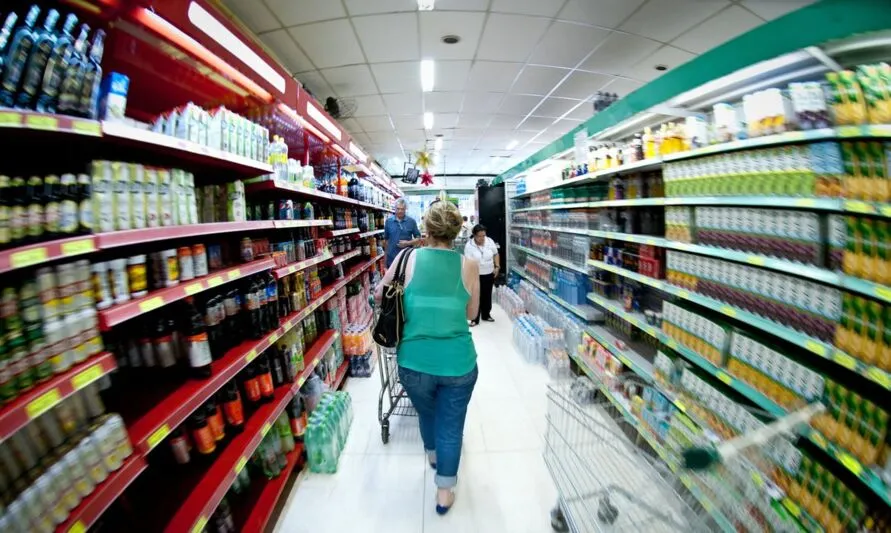 Supermercados atendem até às 20 horas