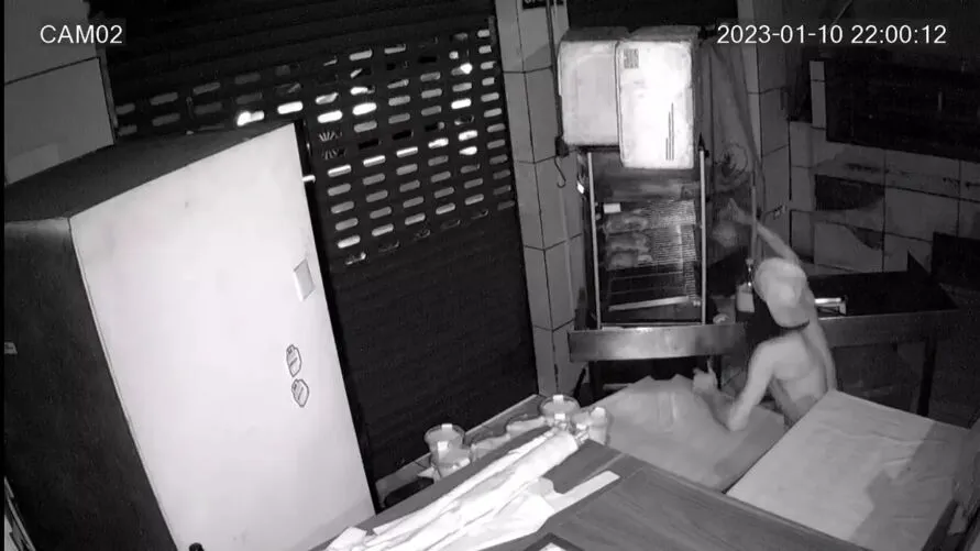 Um vídeo de câmera de segurança flagrou um homem invadindo um açougue
