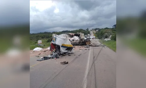 Dois morrem em acidente envolvendo dois caminhões no Paraná