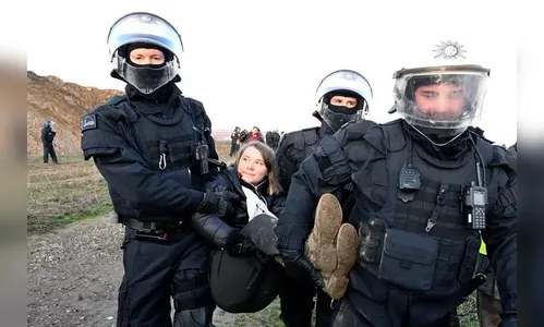 Greta Thunberg é carregada no colo após ser detida pela polícia