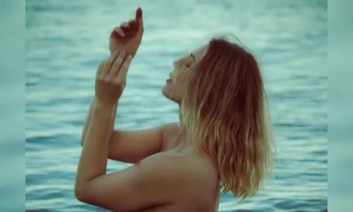 Atriz Sheila Mello posa de topless em rio e faz reflexão; veja