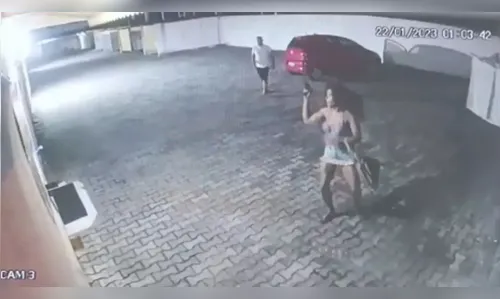 Vídeo: travesti dá voadora em PM e pega a arma dele em motel, no PR