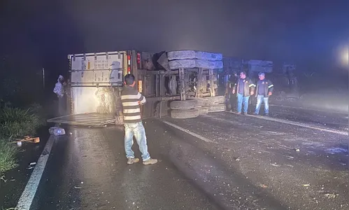 Carga de carreta frigorífico é novamente saqueada na BR-376, no Paraná