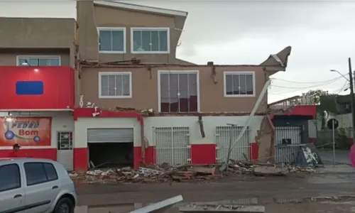 Casa fica destruída após ser atingida por raio durante temporal no PR