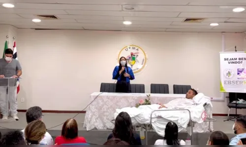 Estudante internado ganha colação de grau em hospital; assista