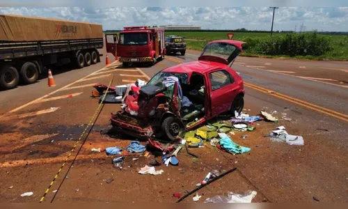 Mulher fica ferida em colisão entre carro e caminhão em Campo Mourão