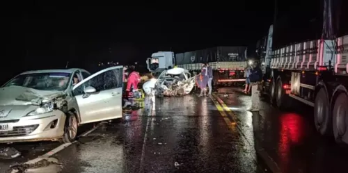 A motorista de um dos carros morreu e a passageira ficou presa às ferragens