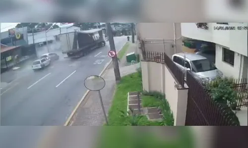 Câmeras flagram caminhoneiro colidindo contra diversos veículos no PR