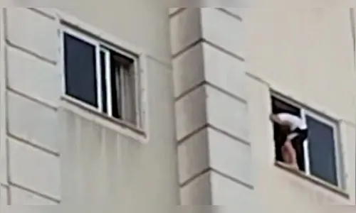 Vídeo: criança brinca em janela de prédio e desespera moradores