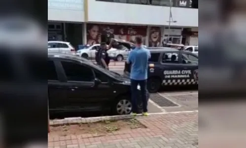 Vídeo: homem tenta assaltar mulher mas é contido por testemunhas