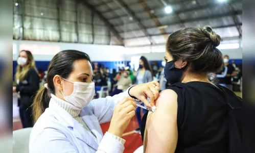 Campanha de vacinação contra a Covid-19 completa dois anos no PR