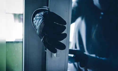 Ladrões invadem centro comercial e furtam objetos de escritórios