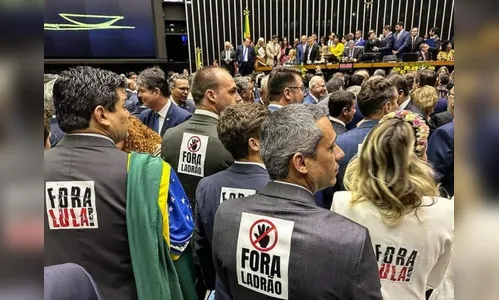 Deputados do PL tomam posse com adesivos contra Lula