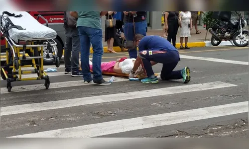 Mulher fratura a perna após ser atropelada no centro de Apucarana