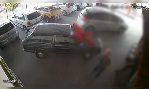 Câmera de segurança flagra momento em que comerciante é baleado; veja