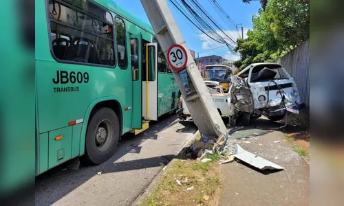 Ônibus sofre acidente após discussão entre motorista e passageiro