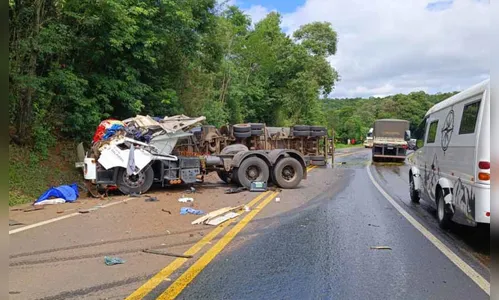 Caminhão carregado de óleo vegetal tomba e motorista morre na BR-277