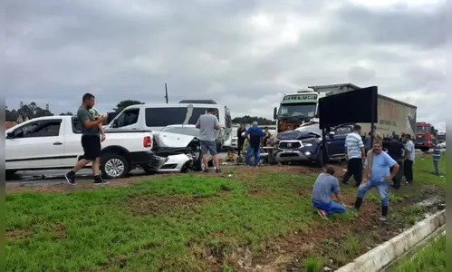 Engavetamento com sete veículos na BR-376 deixa dois em estado grave