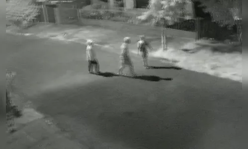 Câmera flagra ladrões agredindo vítima durante assalto em Apucarana