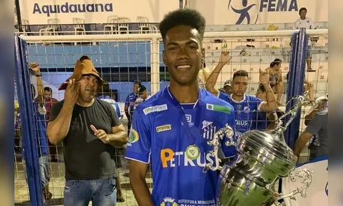 Jogador de 21 anos morre em hospital após passar mal durante partida