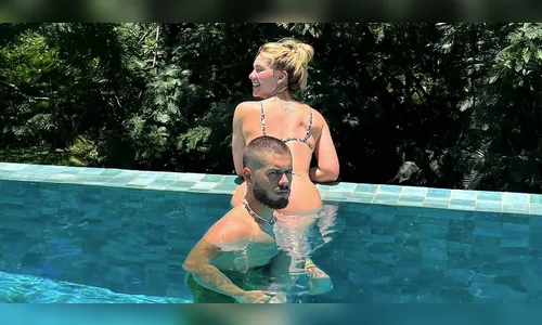 Zé Felipe cobre bumbum de Virginia em foto na piscina e viraliza