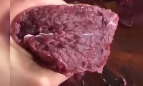 Carne com 'espasmos' viraliza e aterroriza a internet; assista
