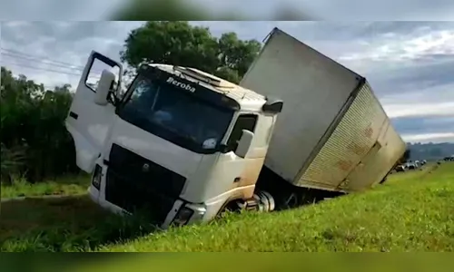 Caminhão de empresa de Apucarana sai da pista e quase tomba na BR-277