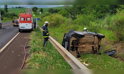 Capotamento na PR-444 deixa duas pessoas feridas neste sábado