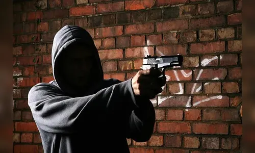 Bandidos armados assaltam bazar no Afonso Camargo