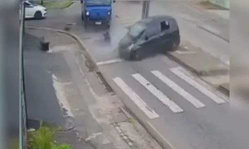 Vídeo mostra motorista sendo ejetado de carro atingido por caminhão