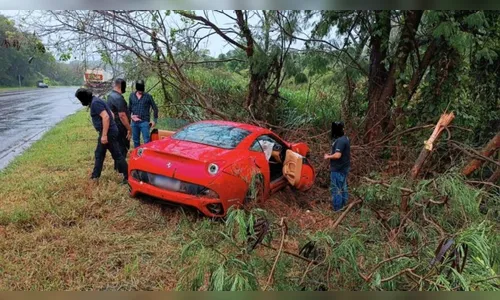 Vídeo: Motorista perde controle e bate Ferrari na PR-323
