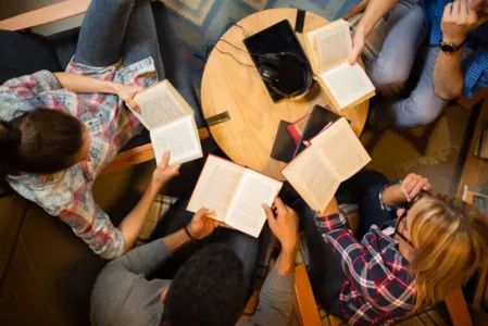 Atualmente, chamado de Confraria Literária “Mentes Livres”, a dupla promove gratuitamente o encontro de pessoas que também partilham do mesmo gosto