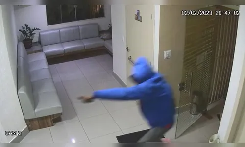 Vídeo: bandidos agridem médico e levam carro de paciente em Maringá