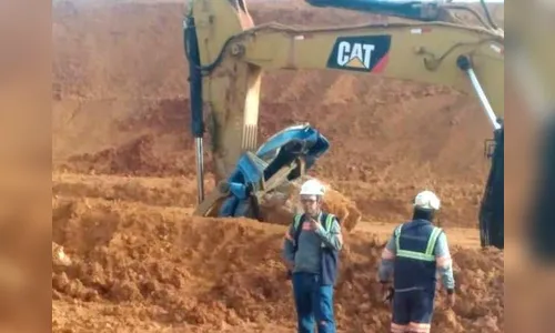 Homem mata colega jogando retroescavadeira em banheiro químico