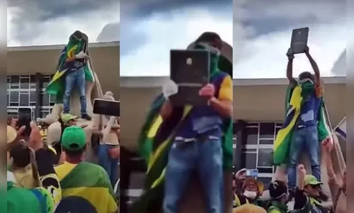 Homem que levou réplica da Constituição durante ataques ao STF é preso