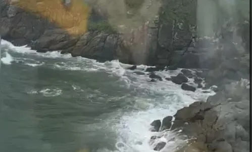 Homem morre afogado após ficar preso em pedras na Ilha do Mel