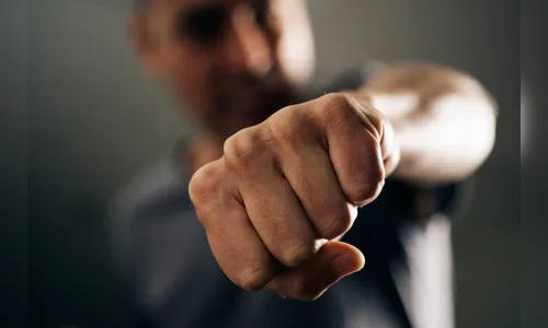 Segurança e cliente “saem na porrada” em supermercado de Apucarana