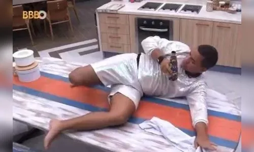 Bruno Gaga dança na mesa da cozinha e desperdiça comida; veja