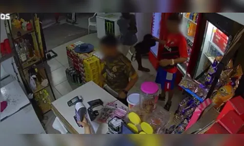 Flagrante: mulher implora para não ser assaltada em comércio do PR