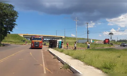 Caminhão carregado com pedras tomba na saída de Arapongas
