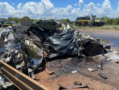 Carro ficou completamente destruído após a colisão frontal