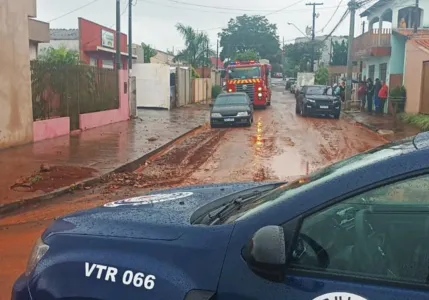 Chuva forte provocou desmoronamentos na região do Jardim Colúmbia