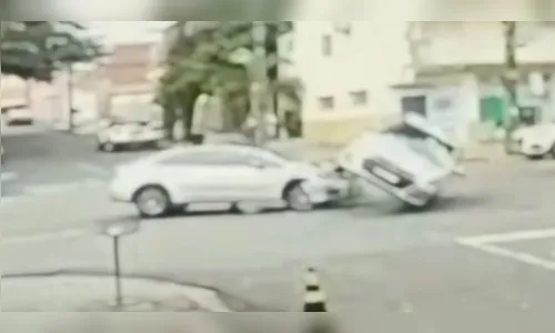 Câmera flagra colisão seguida de capotamento em Maringá; assista