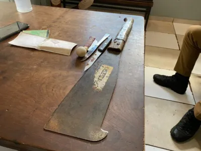 Com o suspeito, a polícia encontrou um facão e três facas
