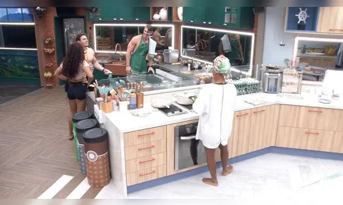 Cristian e Paula dão selinho no BBB 23