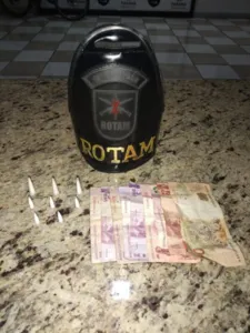 De acordo com a PM, o suspeito jogou um frasco no chão, dentro estavam oito pinos com cocaína