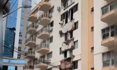 Sacadas de prédio desabam em SC e assustam moradores; assista